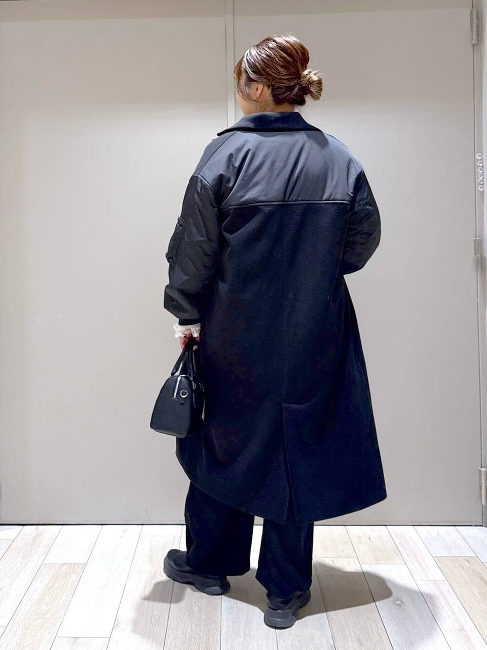 「旅行、バッグ、LEPSIM、体型カバー、着痩せ・細見え、高身長、休日コーデ、楽ちんコーデ、きれいめカジュアル_LEPSIM、ベーシック/シンプル、きれいめ」｜「LEPSIMのスニーカーブーツ　147073（ブーツ、ブラック系）」を使った、たかみなさん（レディース・166cm）の冬コーディネートの4枚目の写真