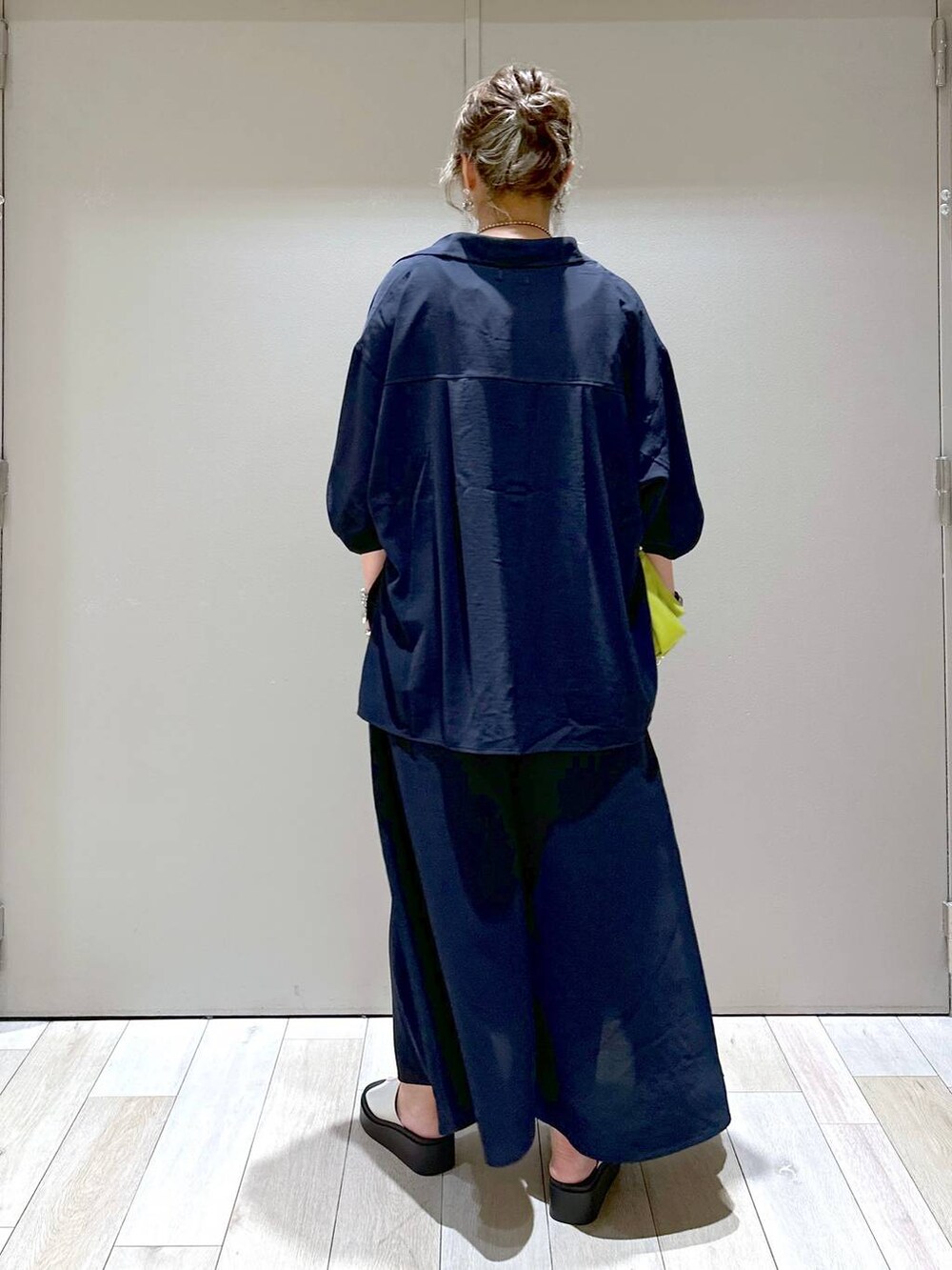 グリーン系のショルダーバッグ、ブルー系のその他パンツ、ブルー系のシャツ/ブラウスを着用したレディースの春コーディネートの3枚目の写真