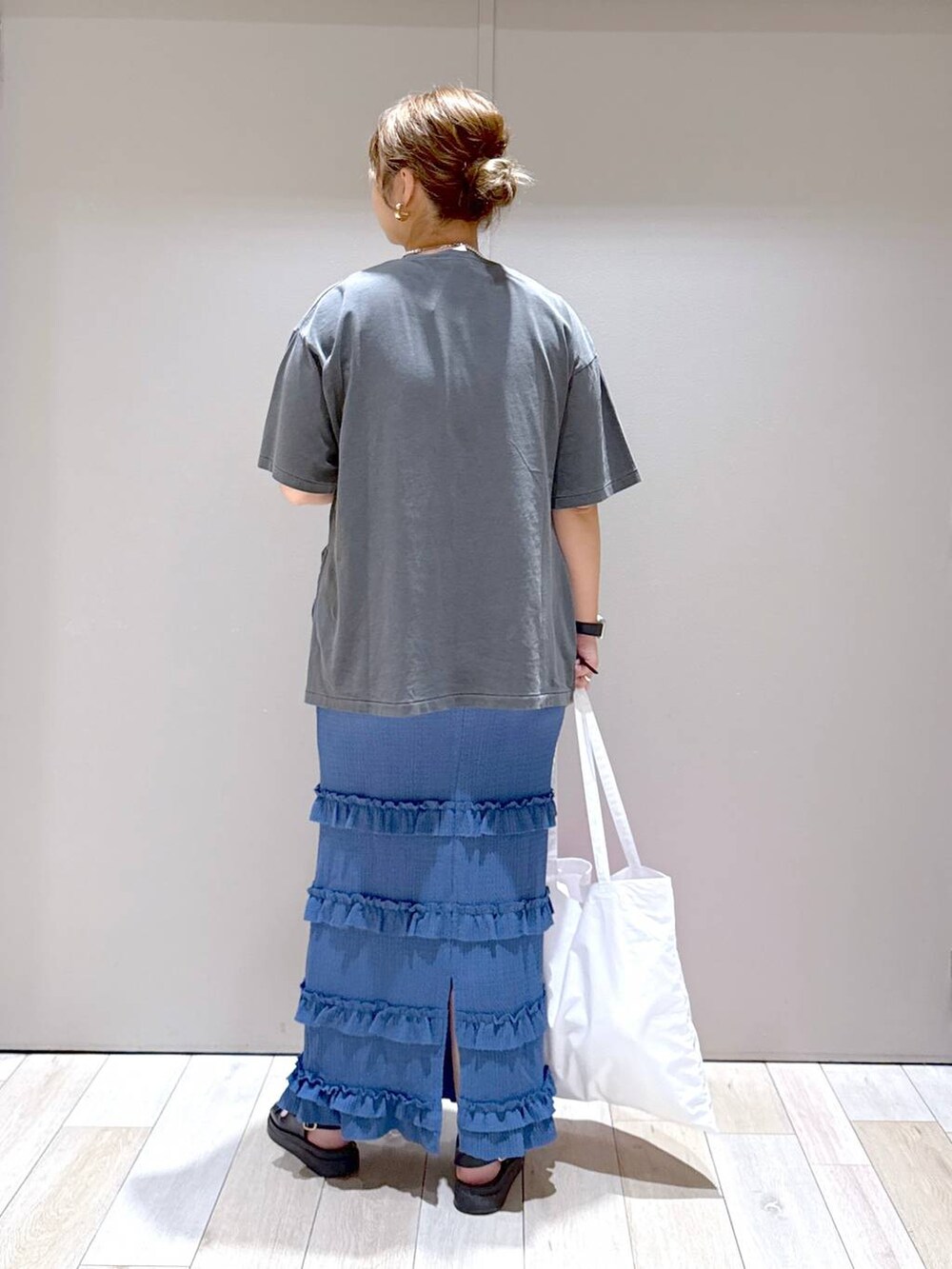 ブラック系のサンダル、ピンク系のトートバッグ、シルバー系のネックレスを着用したレディースの夏コーディネートの3枚目の写真