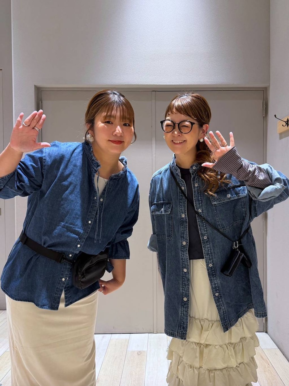 ホワイト系のスカート、ブラック系のパンプス、ブラック系のボディバッグ/ウエストポーチを着用したレディースの秋コーディネートの2枚目の写真