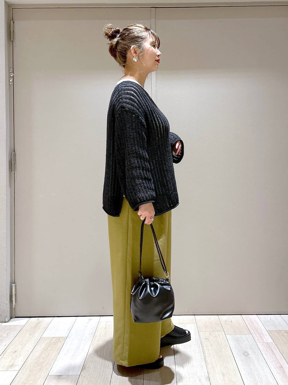 ホワイト系のTシャツ/カットソー、ブラック系のショルダーバッグ、グリーン系のその他パンツを着用したレディースの春コーディネートの2枚目の写真