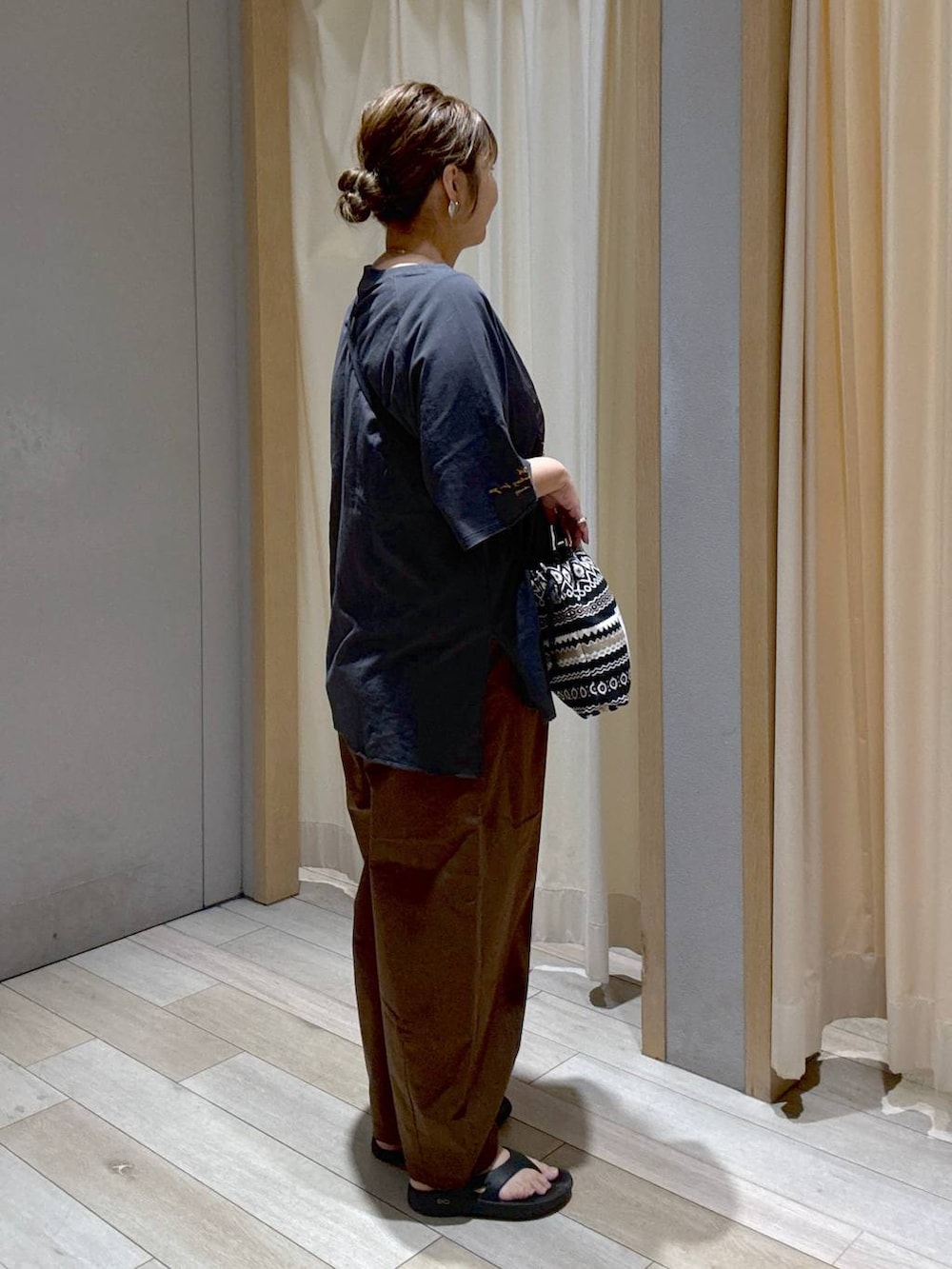 ブラウン系のその他パンツ、ブラック系のサンダルを着用したレディースの秋コーディネートの4枚目の写真