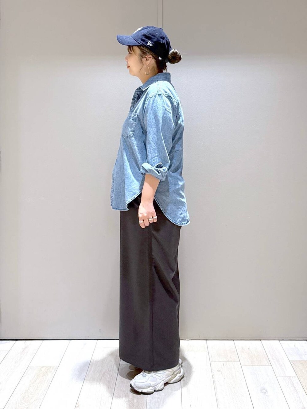 ブラック系のショルダーバッグ、ブルー系のシャツ/ブラウス、ブルー系のキャップを着用したレディースの秋コーディネートの4枚目の写真