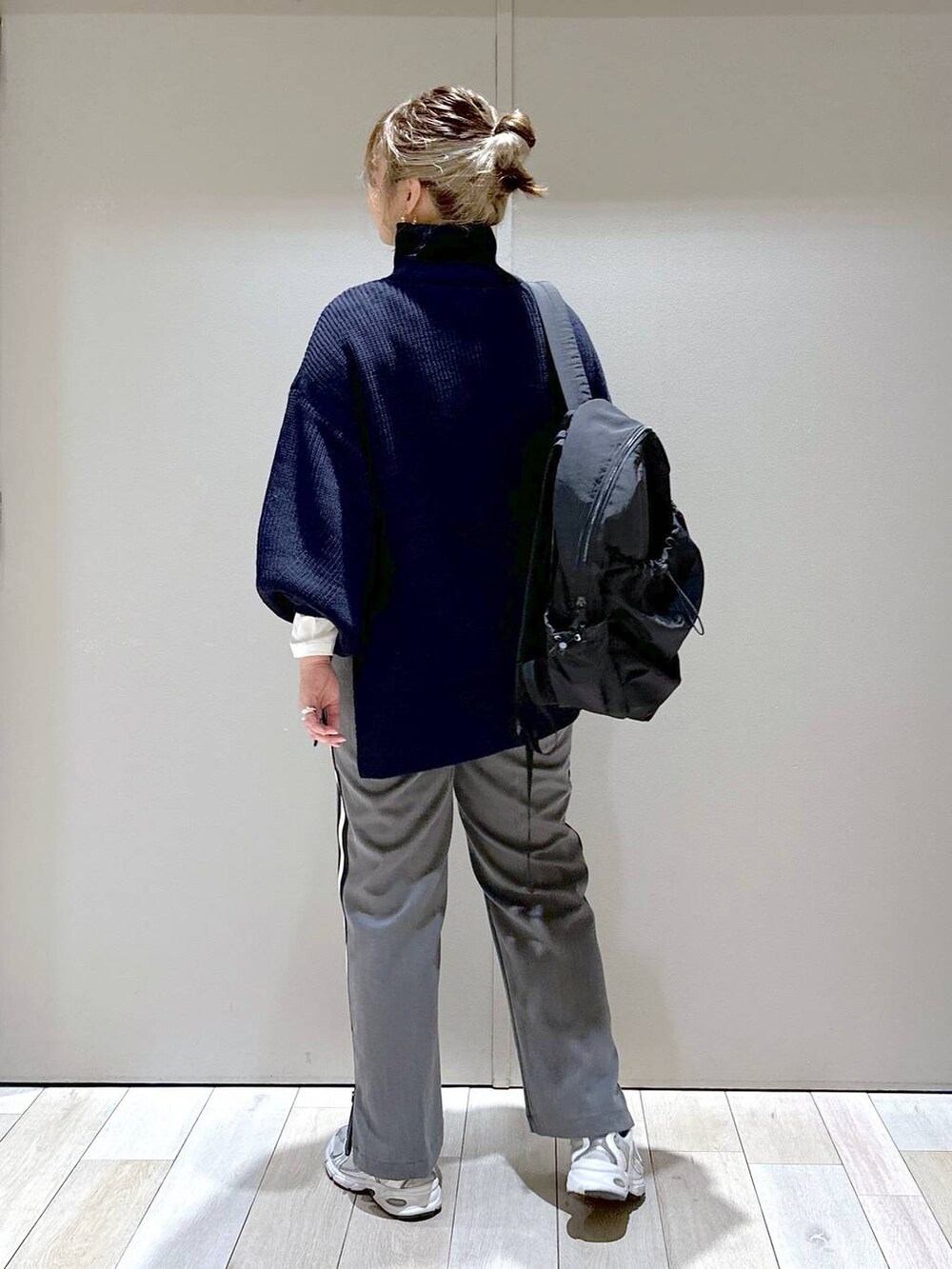 ホワイト系のTシャツ/カットソー、ブルー系のTシャツ/カットソー、グレー系のその他パンツを着用したレディースの秋コーディネートの3枚目の写真