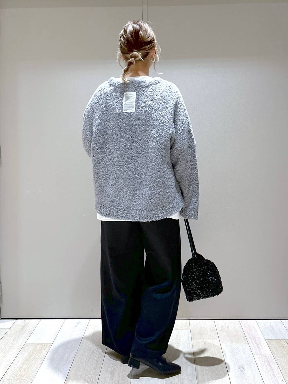 ブラック系のブーツ、ブラック系のその他パンツ、ゴールド系のピアス（両耳用）を着用したレディースの秋コーディネートの3枚目の写真