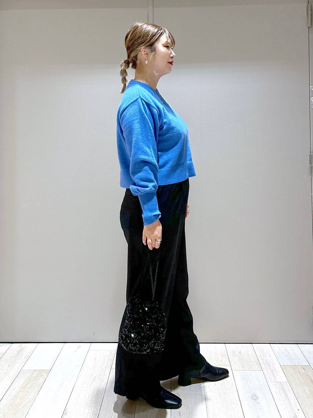 ブラック系のブーツ、ブラック系のその他パンツ、ブラック系のショルダーバッグを着用したレディースの秋コーディネートの2枚目の写真