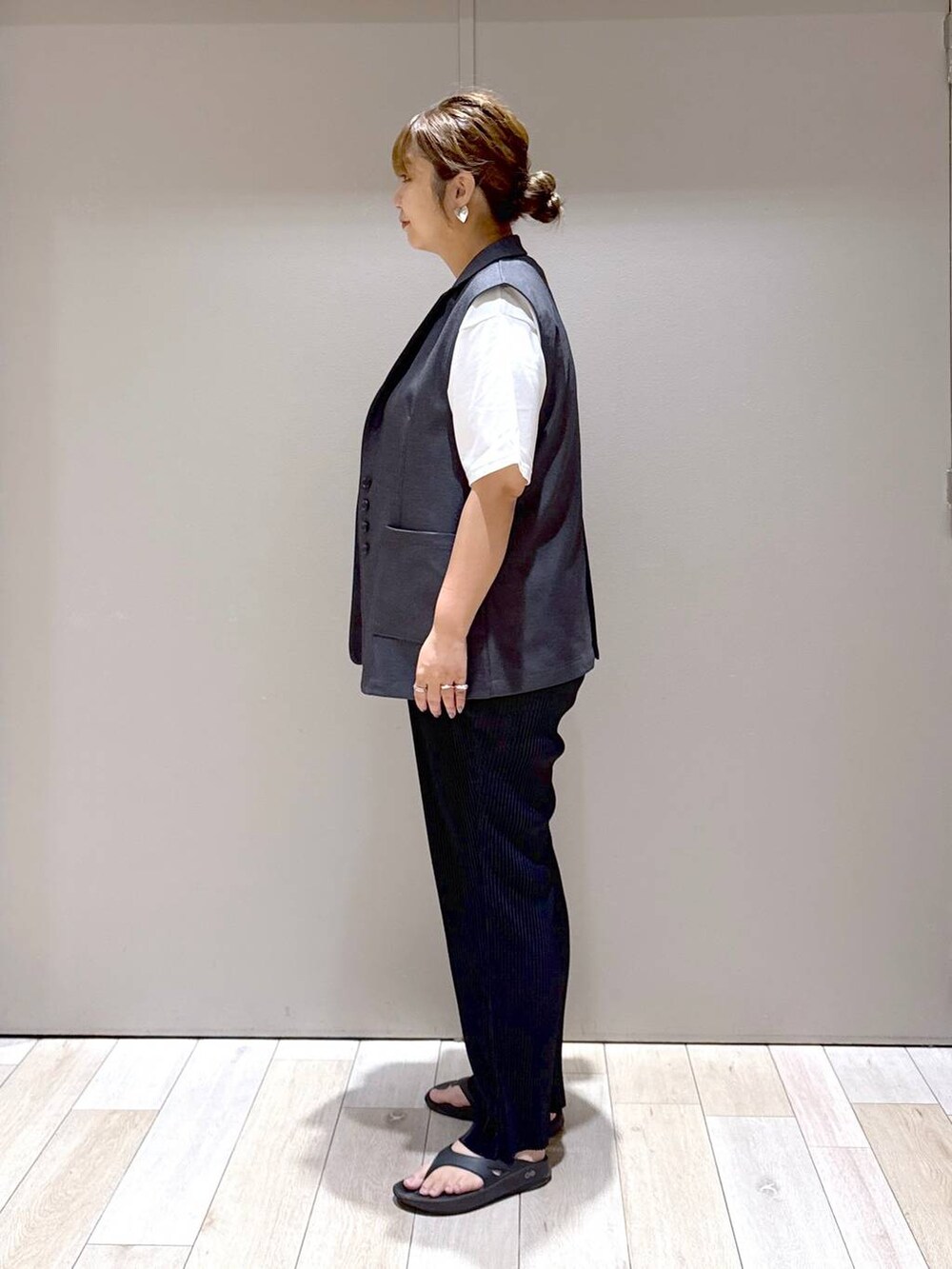 ブラック系のその他パンツ、ブラック系のショルダーバッグ、グレー系のベストを着用したレディースの秋コーディネートの4枚目の写真