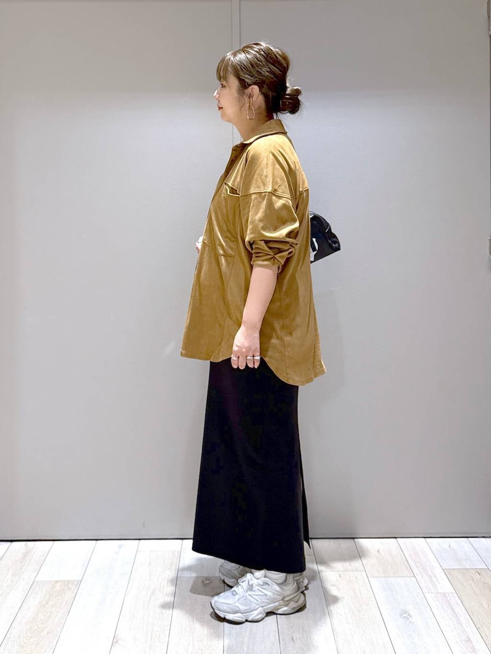 ブラック系のスカート、ブラウン系のシャツ/ブラウス、ブラック系のボストンバッグを着用したレディースの秋コーディネートの2枚目の写真