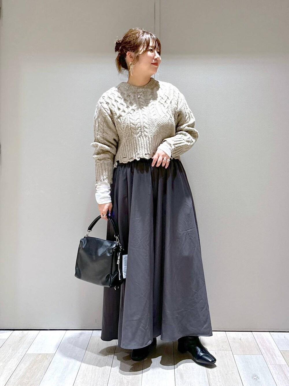 グレー系のその他パンツ、ホワイト系のTシャツ/カットソー、ブラック系のブーツを着用したレディースの秋コーディネートの4枚目の写真