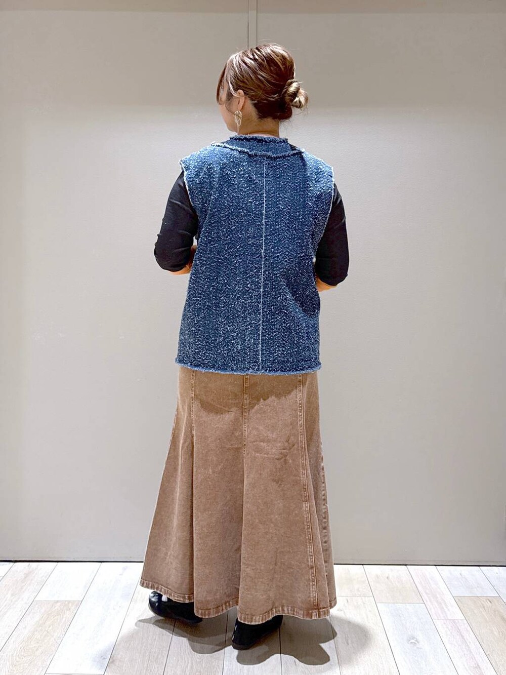 ブラック系のTシャツ/カットソー、ブラック系のパンプス、ブラック系のボストンバッグを着用したレディースの冬コーディネートの3枚目の写真