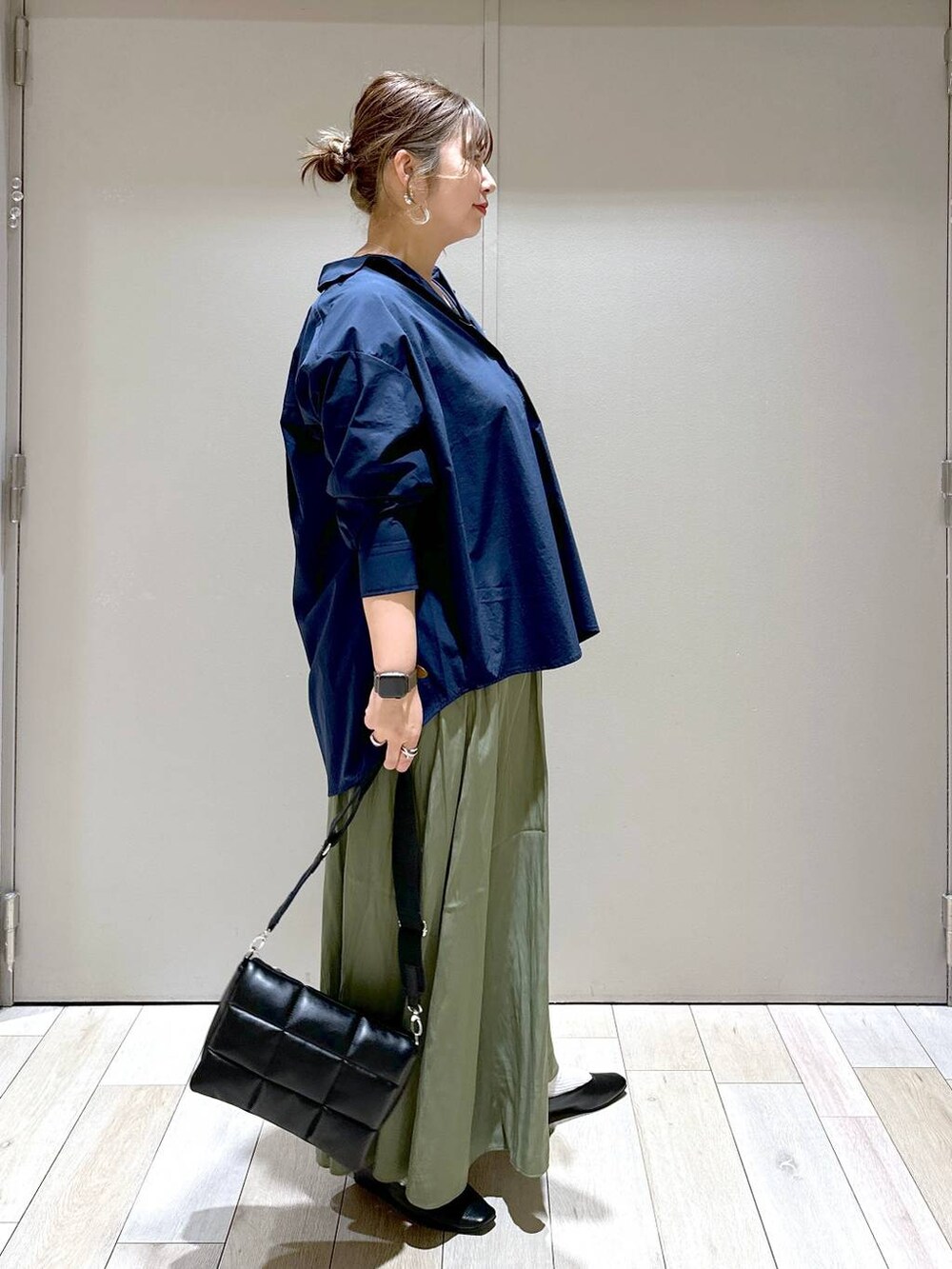 ブラック系のショルダーバッグ、グリーン系のその他パンツ、ブラック系のパンプスを着用したレディースの春コーディネートの2枚目の写真