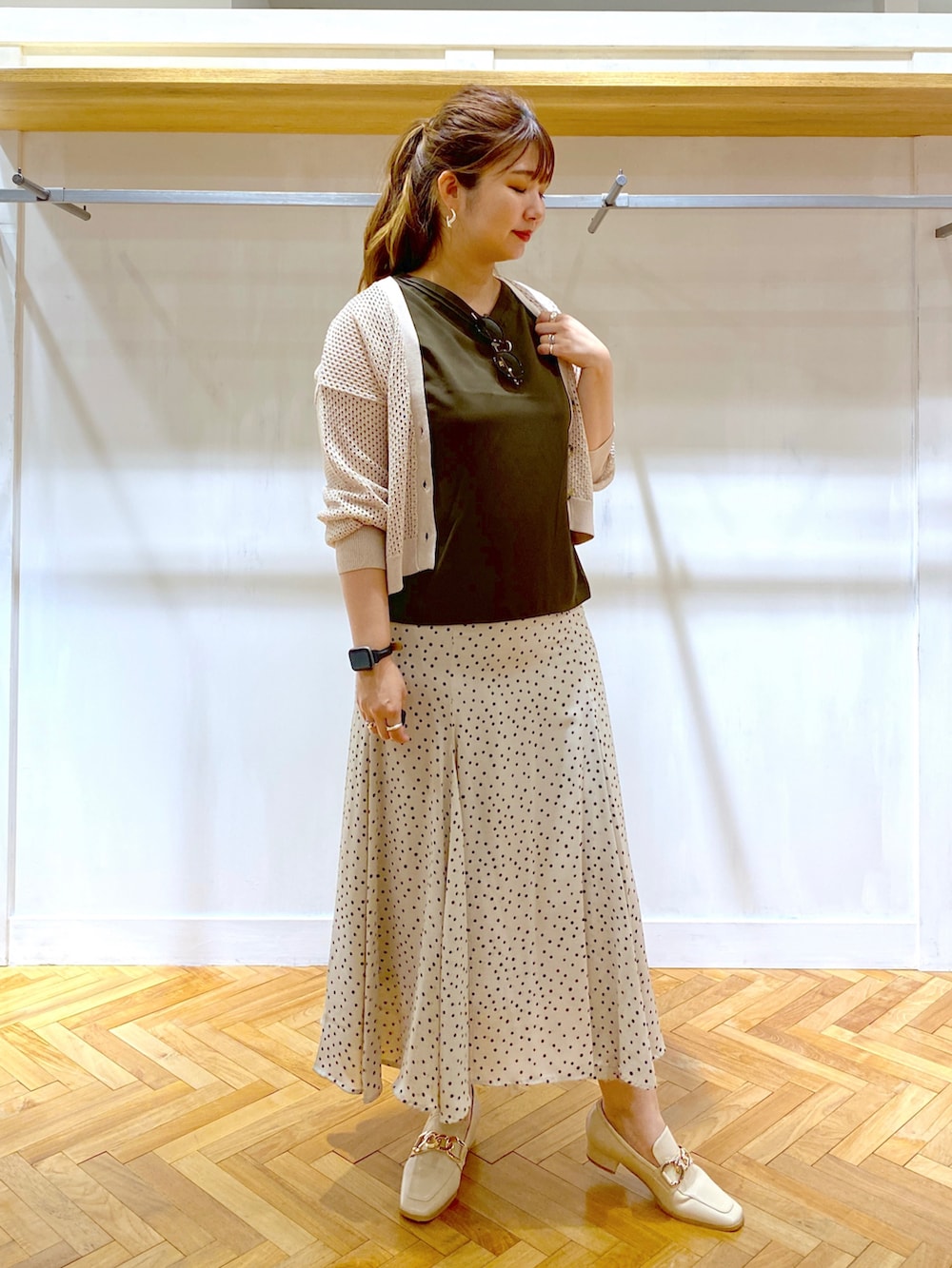 ブラウン系のシャツ/ブラウス、ベージュ系のカーディガン/ボレロ、ベージュ系のスカートを着用したレディースの夏コーディネートの3枚目の写真