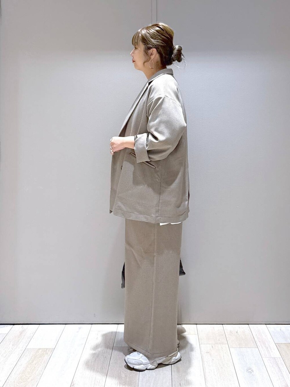 ブラウン系のその他パンツ、ベージュ系のテーラードジャケット、ブラック系のボストンバッグを着用したレディースの秋コーディネートの4枚目の写真
