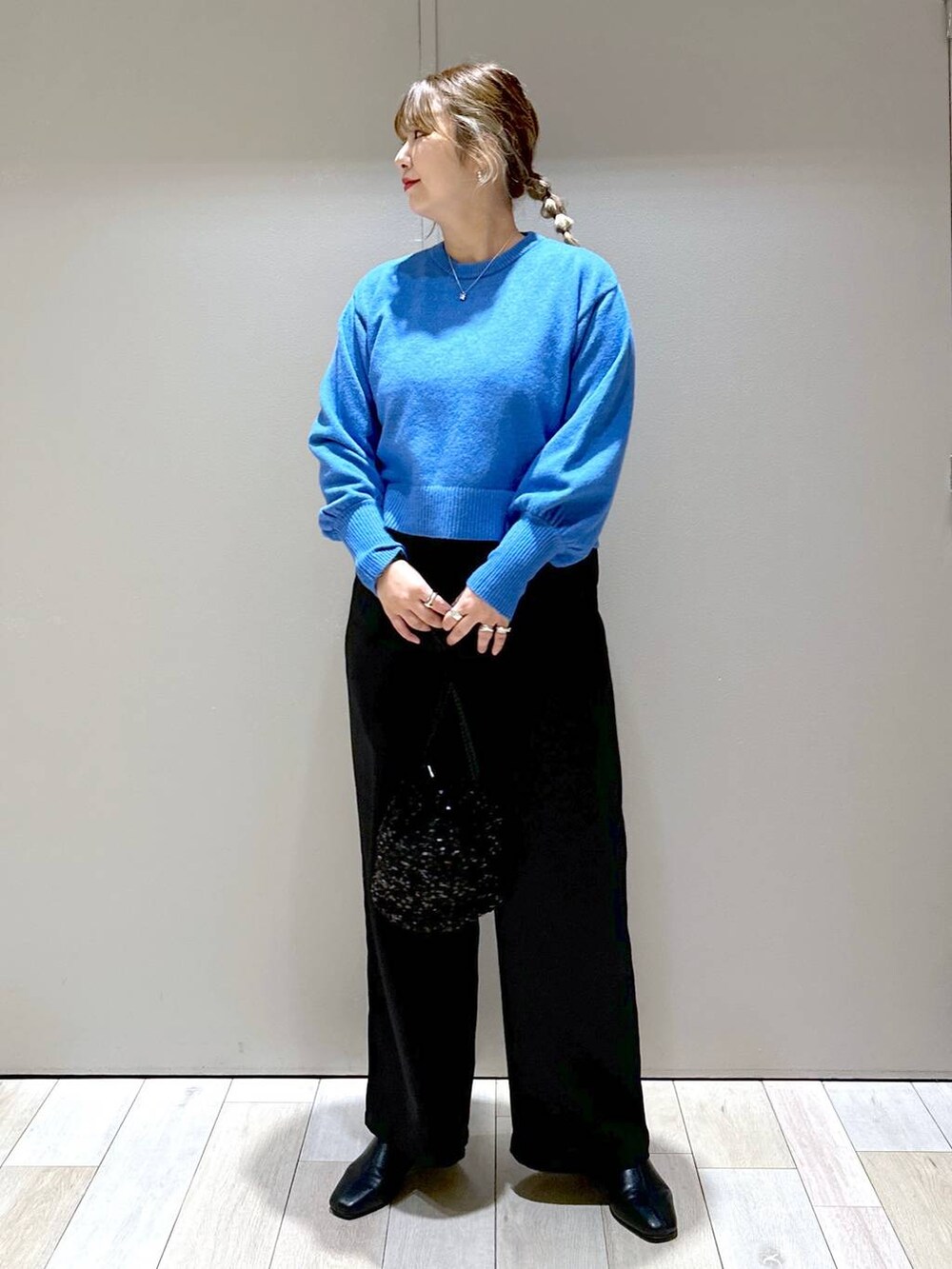 ブラック系のブーツ、ブラック系のその他パンツ、ブラック系のショルダーバッグを着用したレディースの秋コーディネートの4枚目の写真