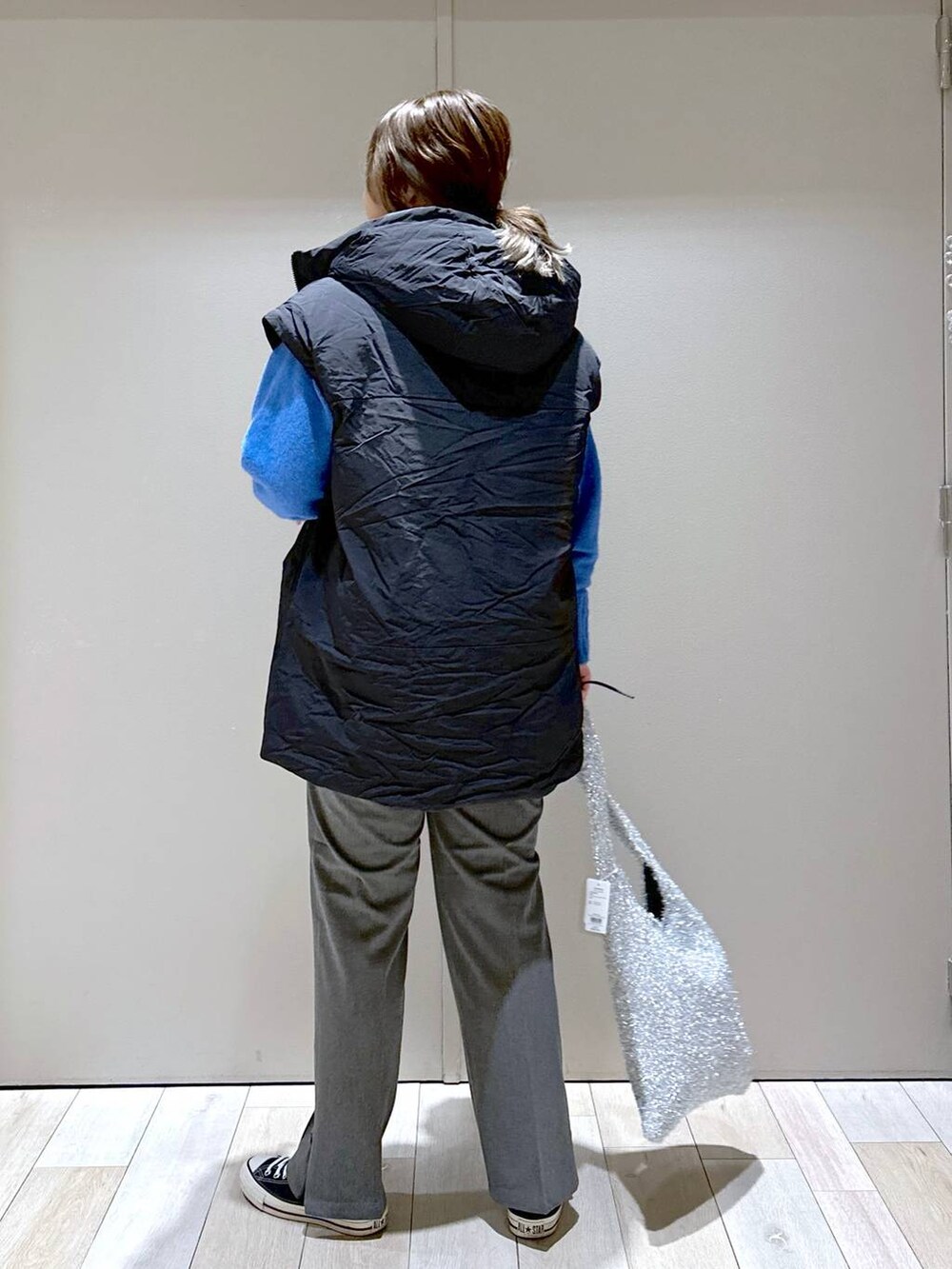 ブラック系のその他パンツ、ブラック系のその他アウター、シルバー系のショルダーバッグを着用したレディースの冬コーディネートの3枚目の写真