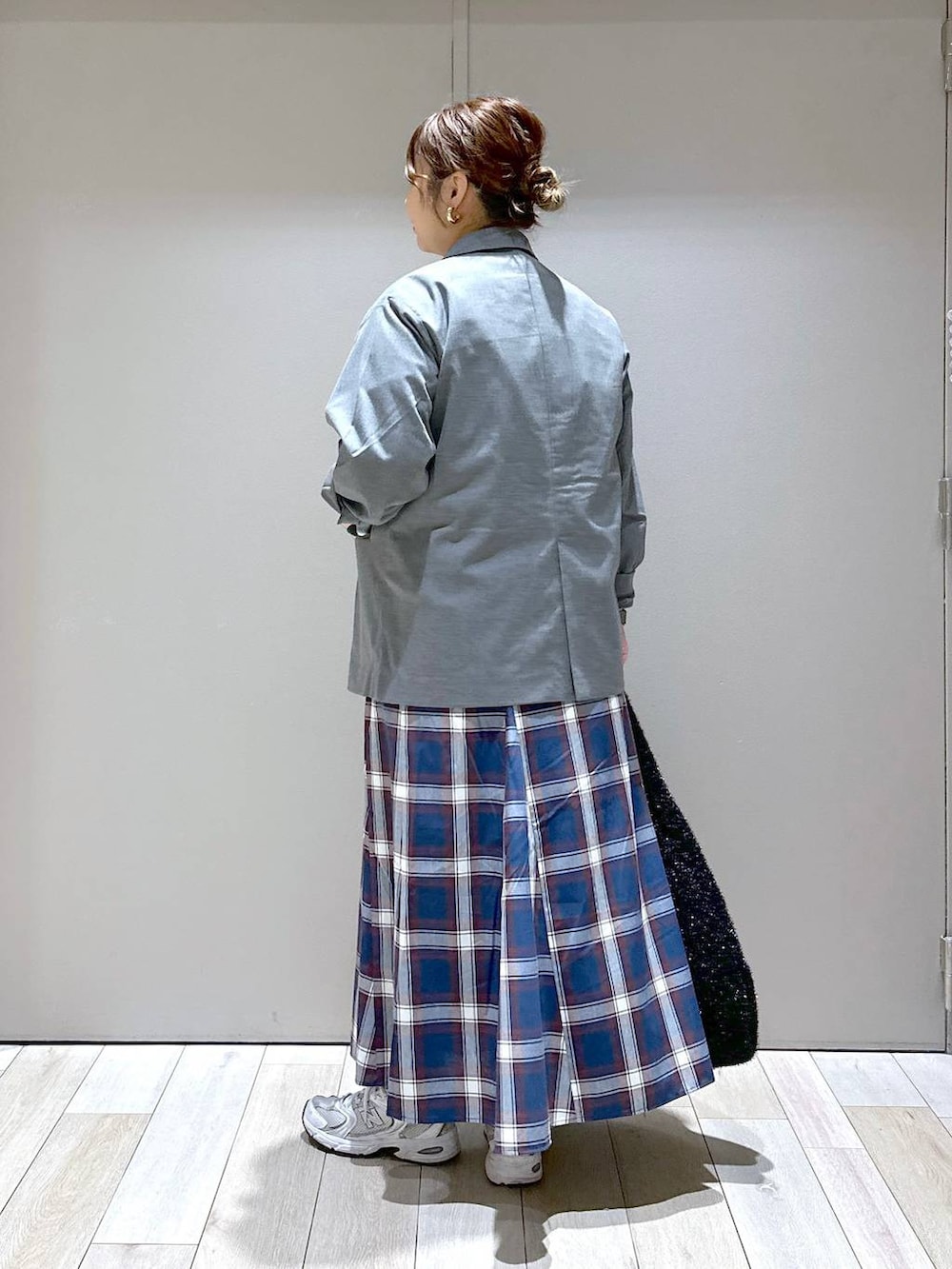 グレー系のテーラードジャケット、ブラック系のショルダーバッグ、ホワイト系のTシャツ/カットソーを着用したレディースの秋コーディネートの3枚目の写真