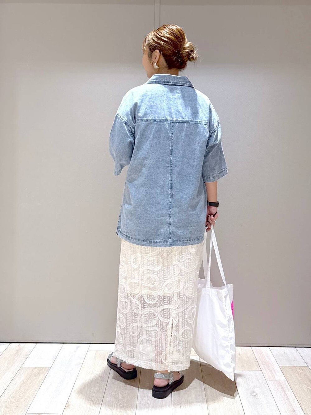 ブルー系のシャツ/ブラウス、レッド系のTシャツ/カットソー、シルバー系のサンダルを着用したレディースの夏コーディネートの3枚目の写真