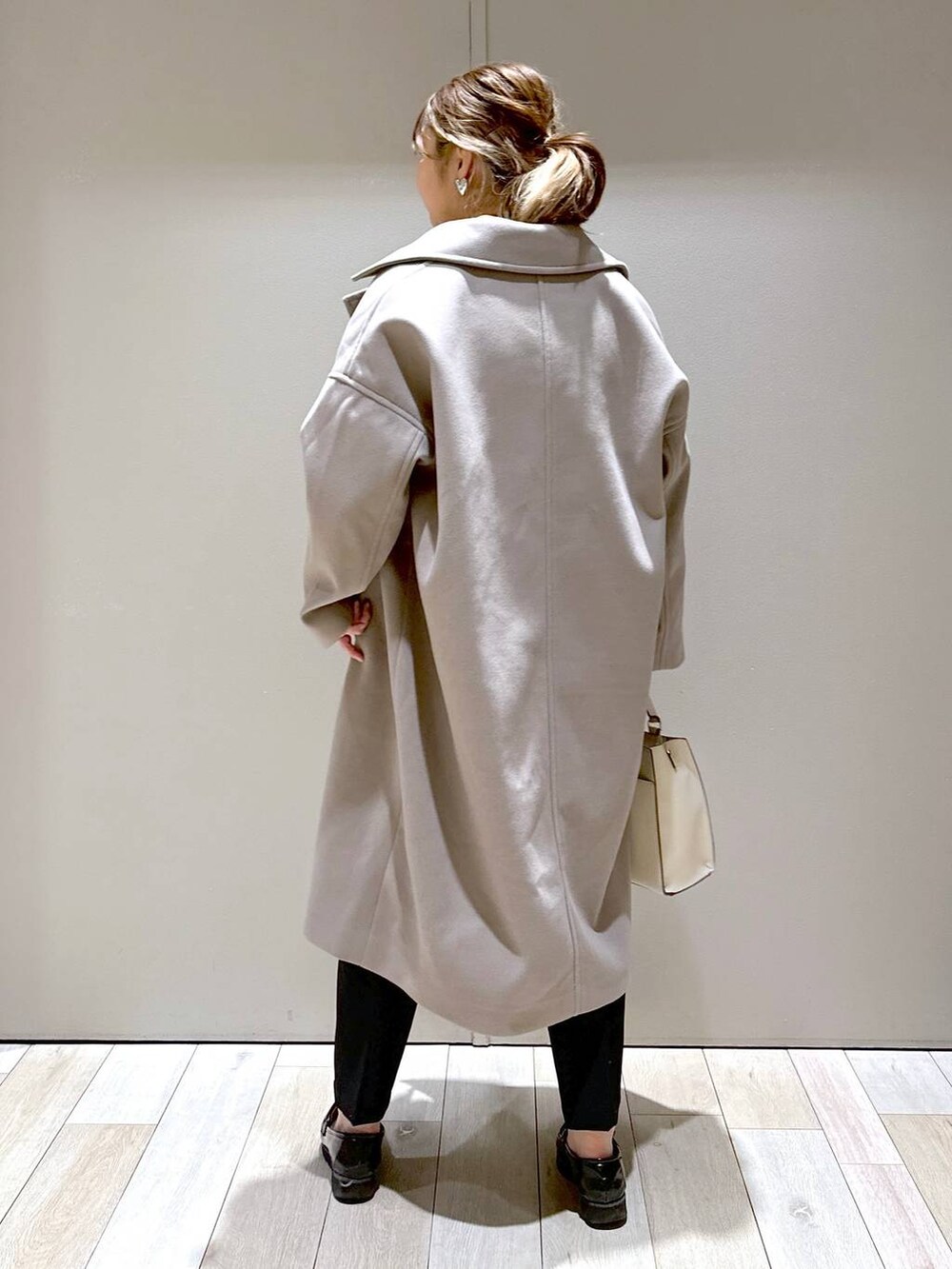 「ブーツ、体型カバー、着痩せ・細見え、高身長、休日コーデ、楽ちんコーデ、冬コーデ、きれいめカジュアル_LEPSIM、ベーシック/シンプル、きれいめ、旅行、バッグ、LEPSIM」｜「LEPSIMのウーリーダブルロングコート　183990（チェスターコート、ブラウン系）」を使った、たかみなさん（レディース・166cm）の冬コーディネートの3枚目の写真