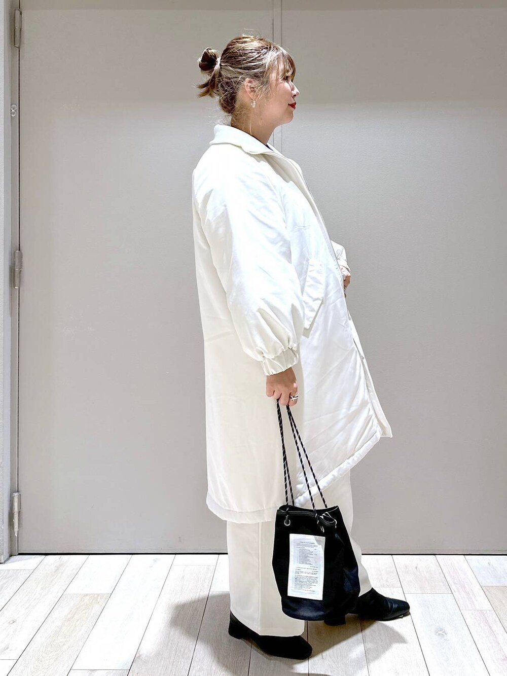 ブラック系のブーツ、ホワイト系のその他パンツ、ホワイト系のその他アウターを着用したレディースの秋コーディネートの2枚目の写真