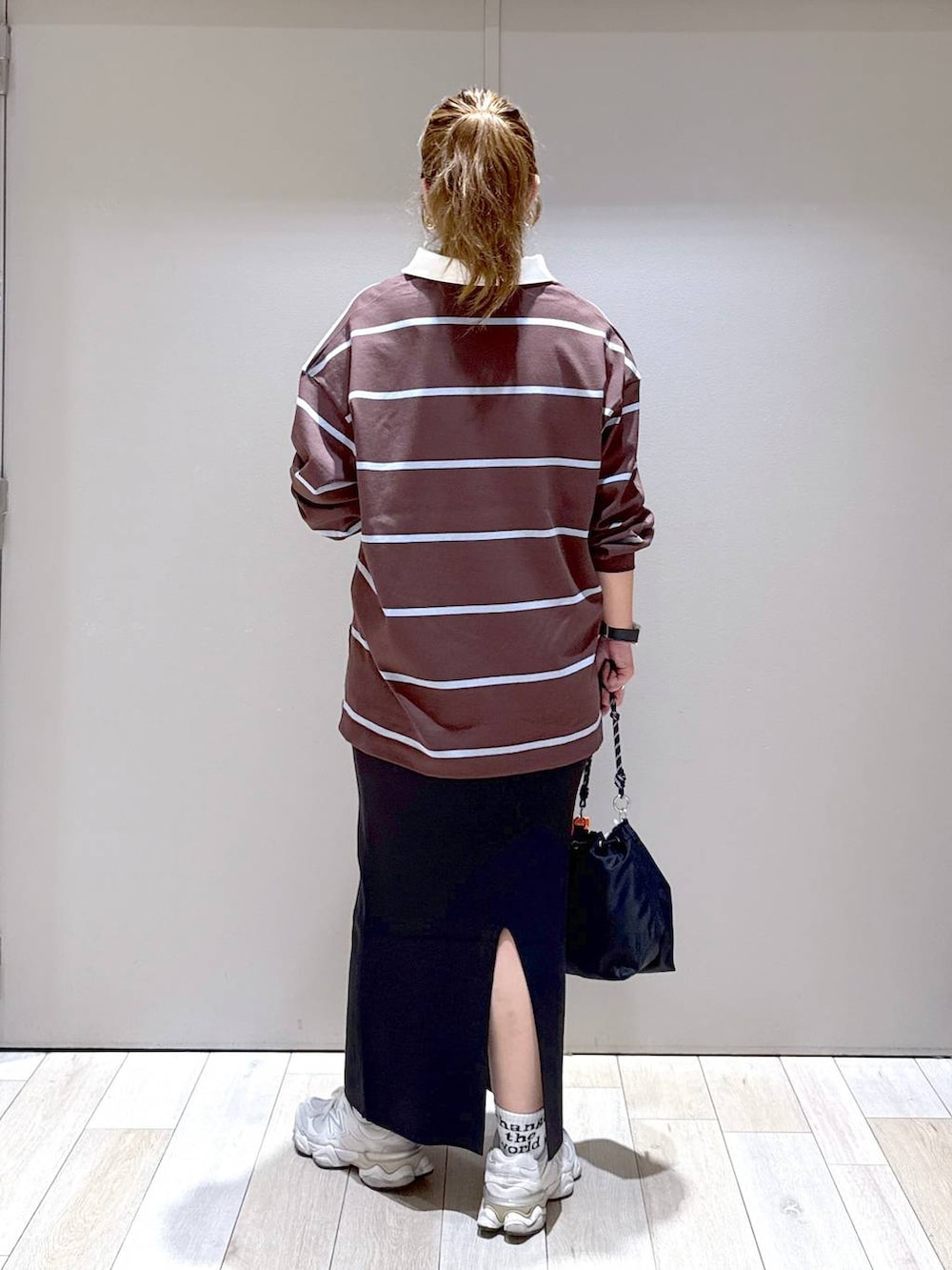 ブラック系のショルダーバッグ、ブラック系のスカート、ブラウン系のマタニティウェア/グッズを着用したレディースの秋コーディネートの3枚目の写真