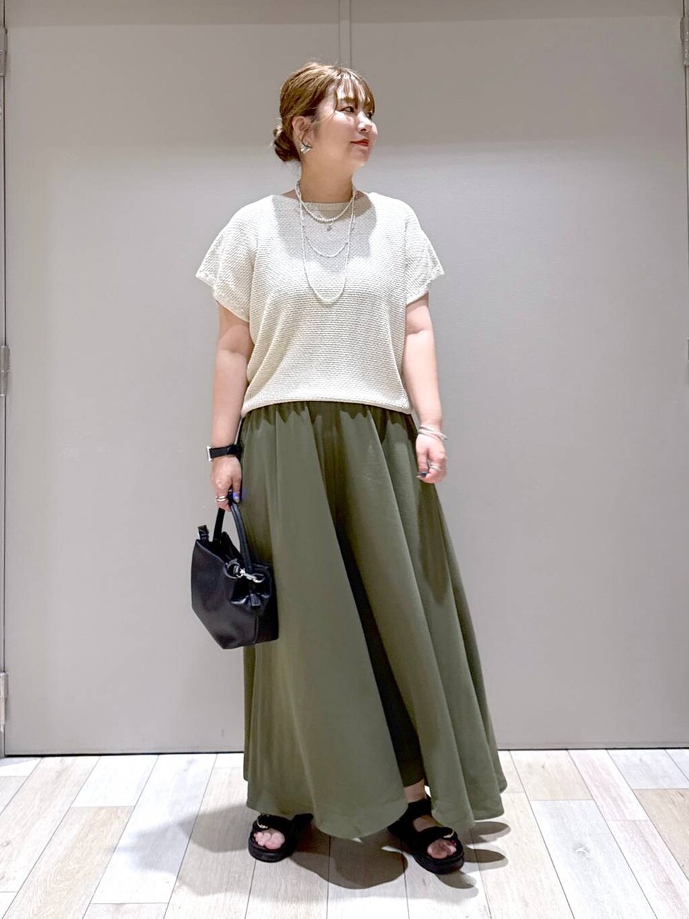 グリーン系のその他パンツ、ホワイト系のニット/セーター、ブラック系のサンダルを着用したレディースの夏コーディネートの5枚目の写真