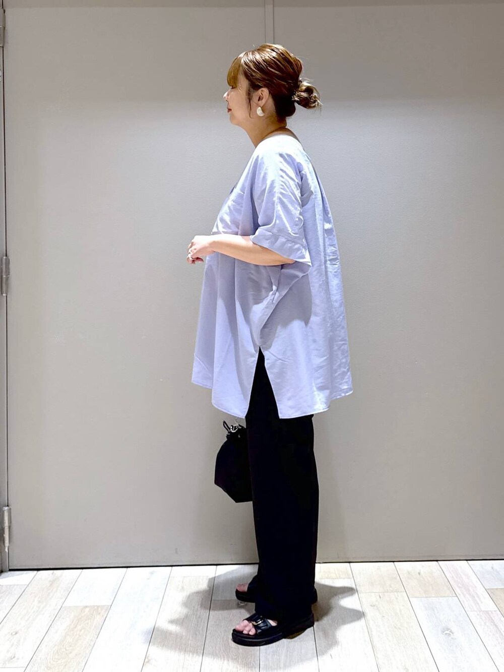 ブラック系のサンダル、ブラック系のその他パンツ、ブラック系のショルダーバッグを着用したレディースの夏コーディネートの4枚目の写真