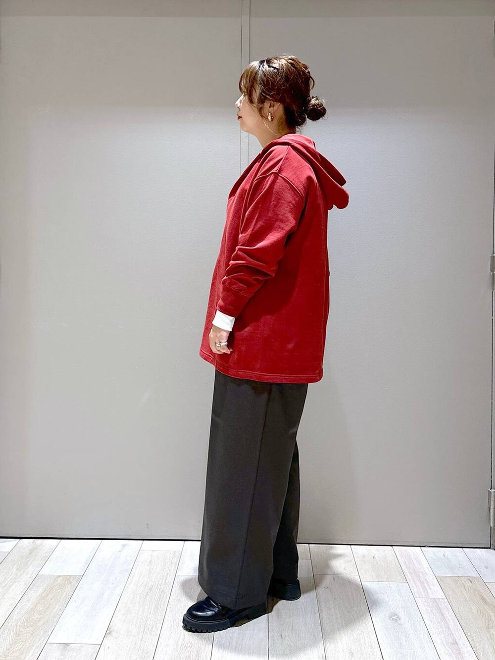 ブラック系のショルダーバッグ、レッド系のチュニック、グレー系のその他パンツを着用したレディースの秋コーディネートの4枚目の写真