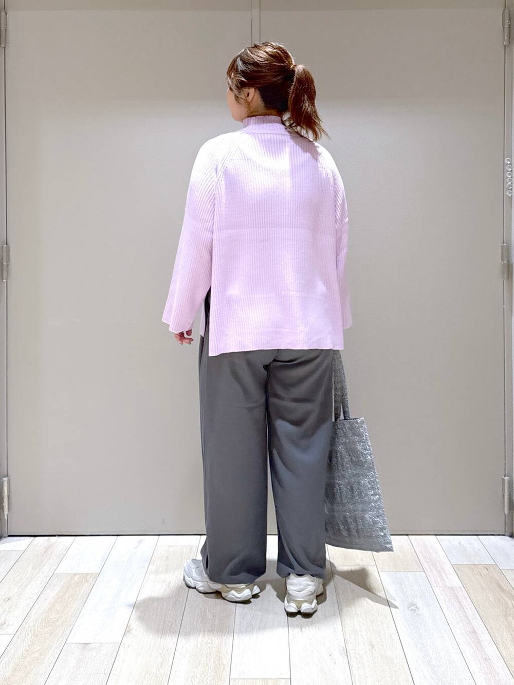 ブルー系のトートバッグ、ピンク系のニット/セーターを着用したレディースの冬コーディネートの3枚目の写真