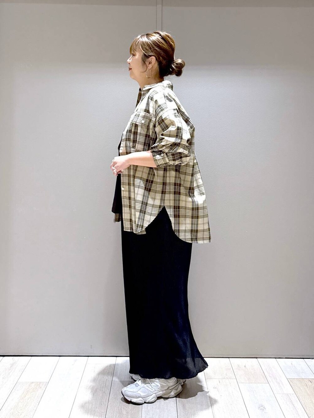 ブラック系のTシャツ/カットソー、グレー系のショルダーバッグ、イエロー系のシャツ/ブラウスを着用したレディースの夏コーディネートの4枚目の写真