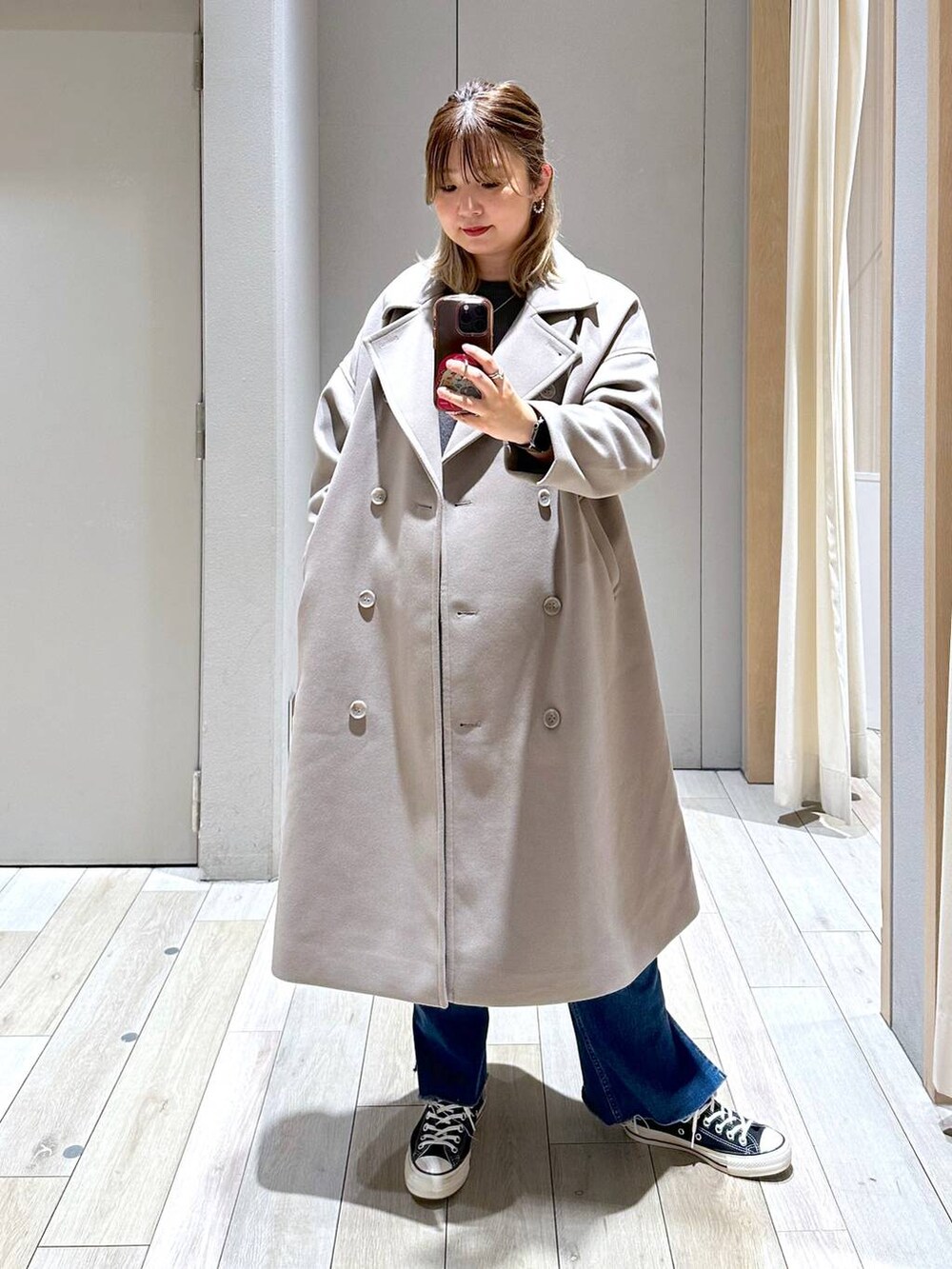「体型カバー、着痩せ・細見え、高身長、休日コーデ、楽ちんコーデ、冬コーデ、きれいめカジュアル_LEPSIM、ベーシック/シンプル、きれいめ、旅行、バッグ、LEPSIM、ブーツ」｜「LEPSIMの14ゲージポンチョプルオーバー　183618（ニット/セーター、グレー系）」を使った、たかみなさん（レディース・166cm）の冬コーディネートの2枚目の写真