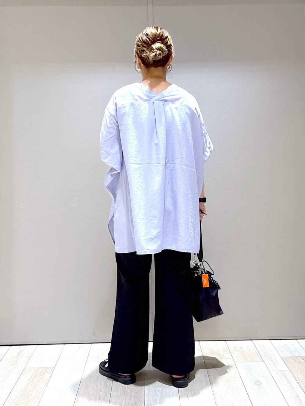 ブラック系のサンダル、ブラック系のその他パンツ、ブラック系のショルダーバッグを着用したレディースの夏コーディネートの3枚目の写真