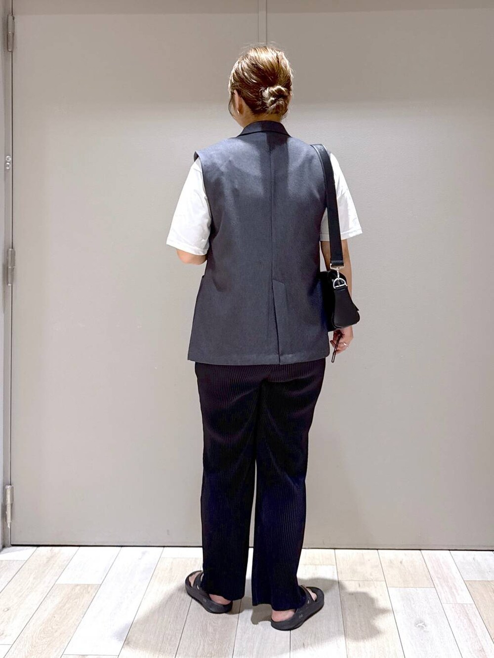 ブラック系のその他パンツ、ブラック系のショルダーバッグ、グレー系のベストを着用したレディースの秋コーディネートの3枚目の写真