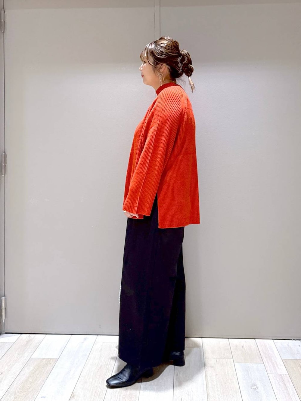 シルバー系のショルダーバッグ、ブラック系のその他パンツ、ブラック系のブーツを着用したレディースの冬コーディネートの4枚目の写真