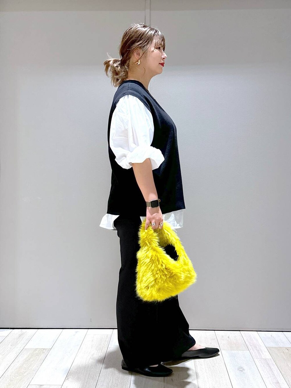 ホワイト系のTシャツ/カットソー、ブラック系のスラックス、ブラック系のパンプスを着用したレディースの秋コーディネートの2枚目の写真