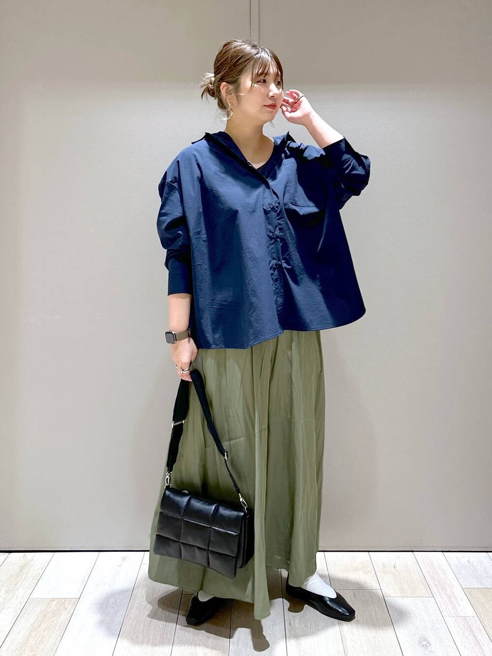 ブラック系のショルダーバッグ、グリーン系のその他パンツ、ブラック系のパンプスを着用したレディースの春コーディネートの5枚目の写真