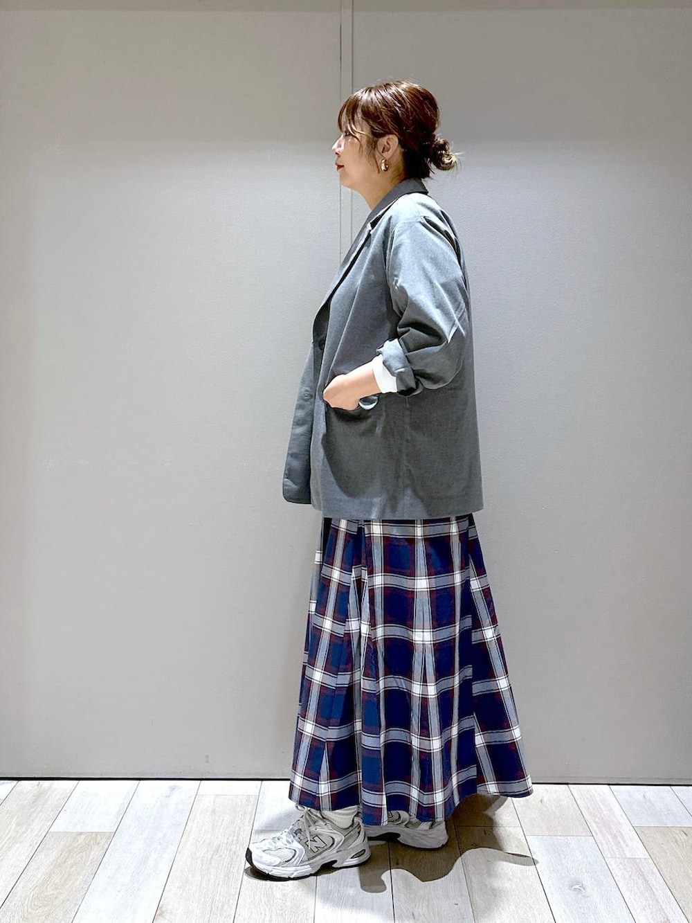 グレー系のテーラードジャケット、ブラック系のショルダーバッグ、ホワイト系のTシャツ/カットソーを着用したレディースの秋コーディネートの4枚目の写真