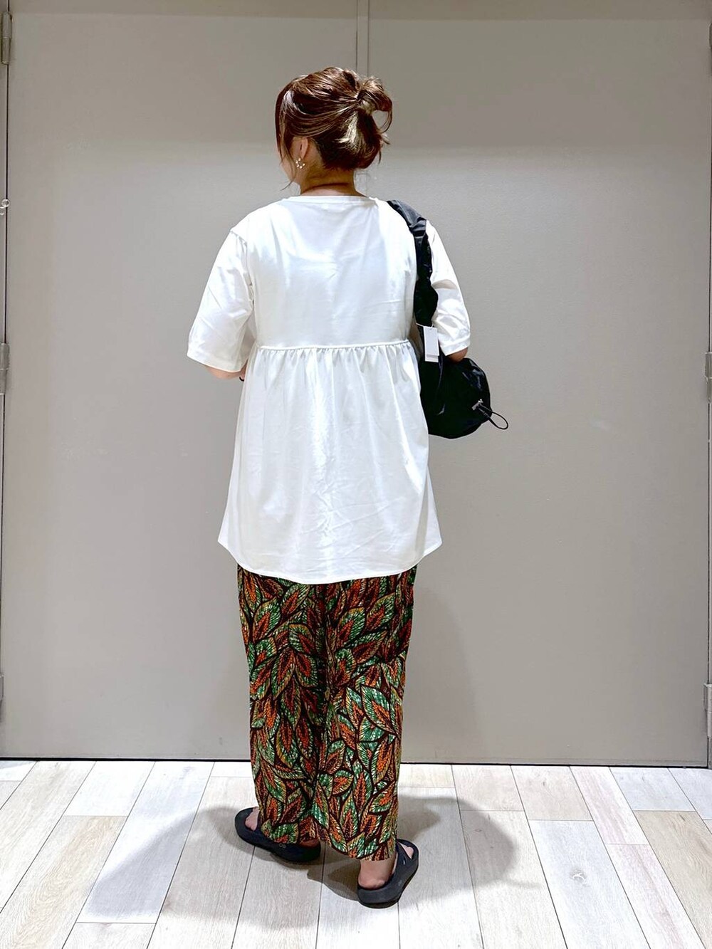 グリーン系のその他パンツ、ブラック系のサンダル、ブラック系のショルダーバッグを着用したレディースの夏コーディネートの3枚目の写真