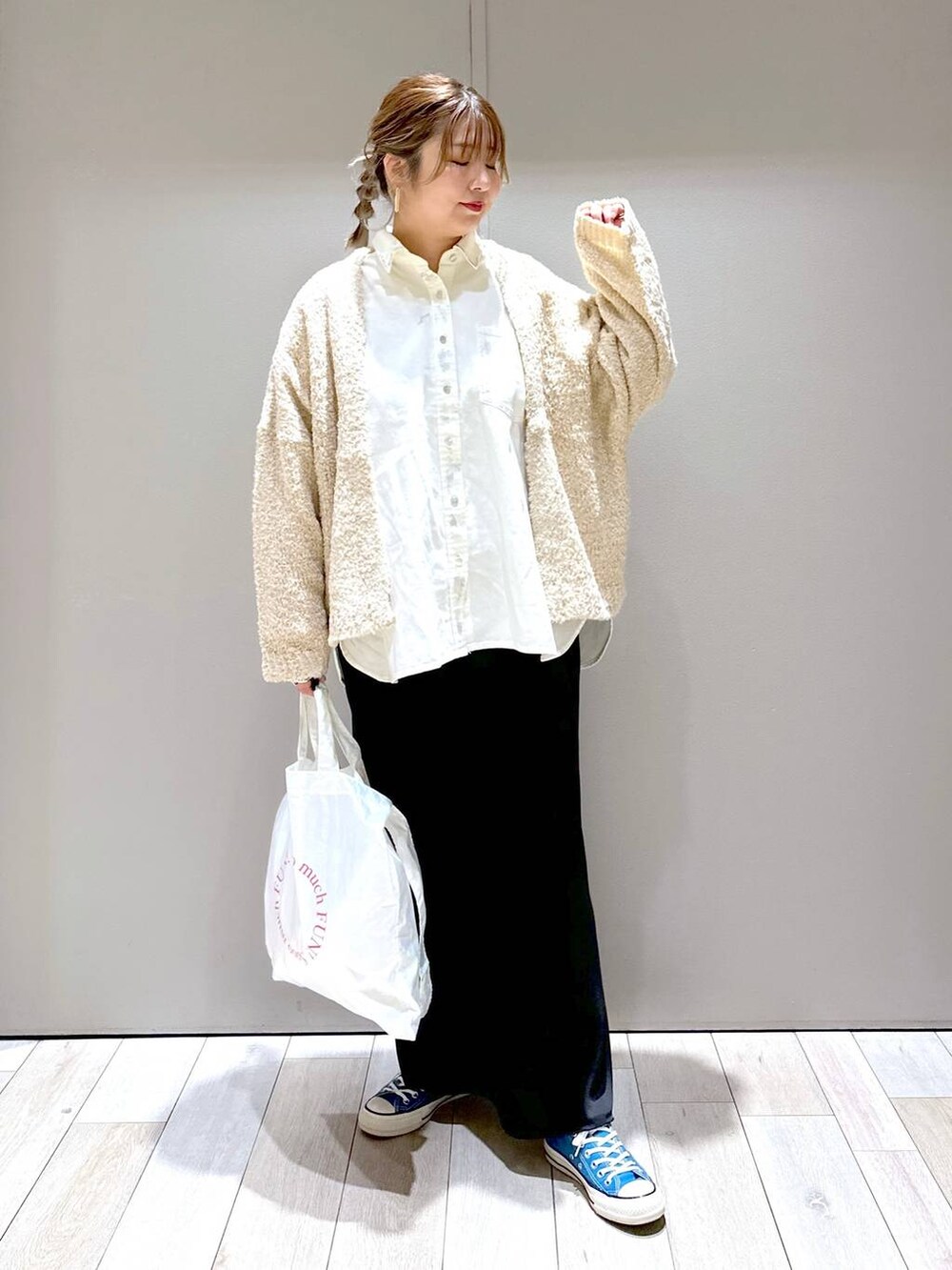 ブラック系のスカート、ホワイト系のシャツ/ブラウス、ホワイト系のトートバッグを着用したレディースの冬コーディネートの5枚目の写真