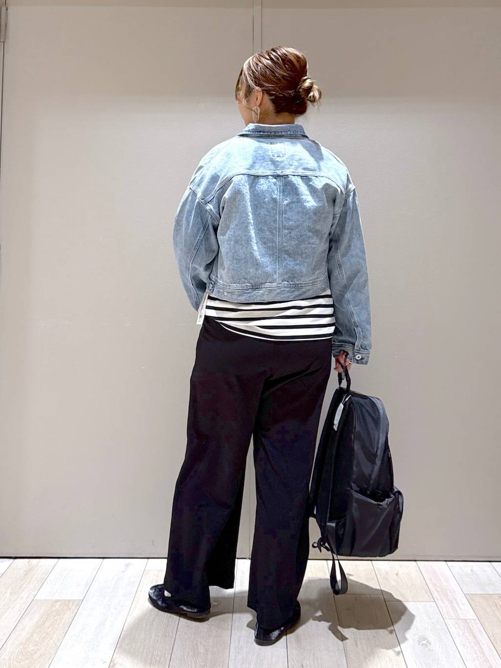 ブラック系のパンプス、ブラック系のその他パンツ、ブルー系のTシャツ/カットソーを着用したレディースの春コーディネートの3枚目の写真