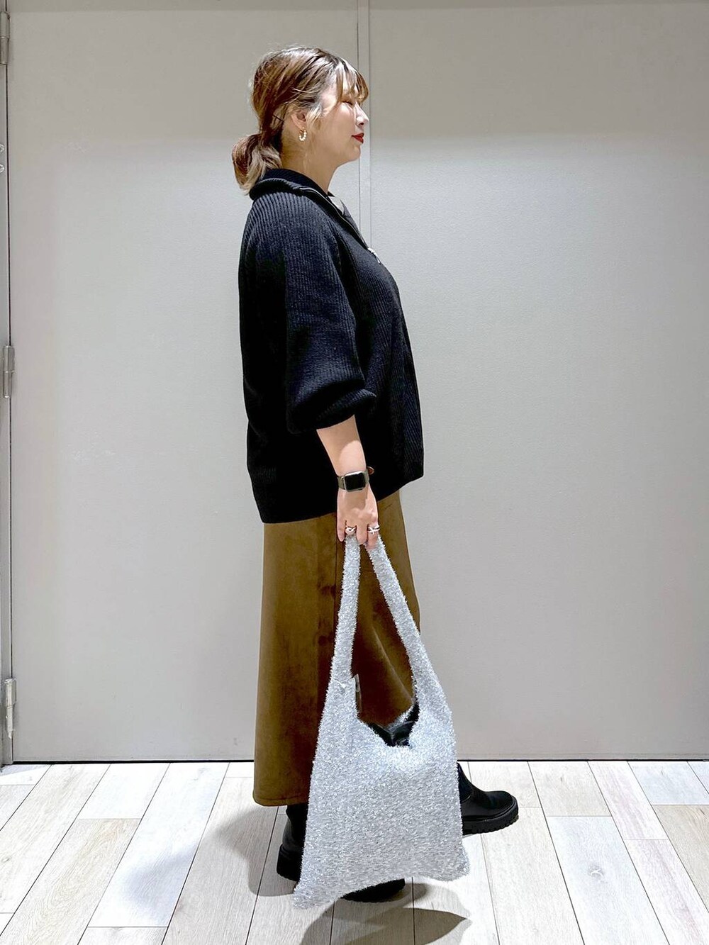 ホワイト系のTシャツ/カットソー、シルバー系のショルダーバッグ、ブラウン系のスカートを着用したレディースの秋コーディネートの2枚目の写真