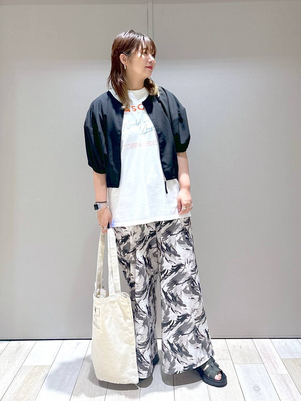 ホワイト系のTシャツ/カットソー、グリーン系のサンダル、ブラック系のシャツ/ブラウスを着用したレディースの夏コーディネートの5枚目の写真
