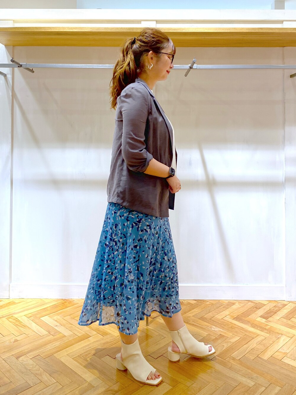 ホワイト系のTシャツ/カットソー、グレー系のテーラードジャケット、ブルー系のスカートを着用したレディースの夏コーディネートの3枚目の写真