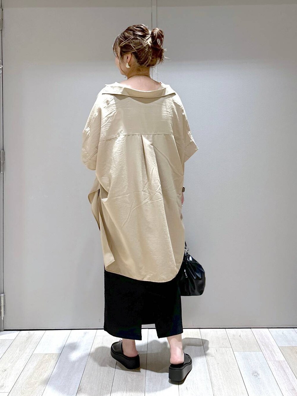 「バッグ、LEPSIM、体型カバー、着痩せ・細見え、高身長、休日コーデ、楽ちんコーデ、きれいめカジュアル_LEPSIM、ベーシック/シンプル、きれいめ、旅行」｜「LEPSIMのフェイクレザーミニ巾着　105144（ショルダーバッグ、ブラック系）」を使った、たかみなさん（レディース・166cm）の春コーディネートの3枚目の写真