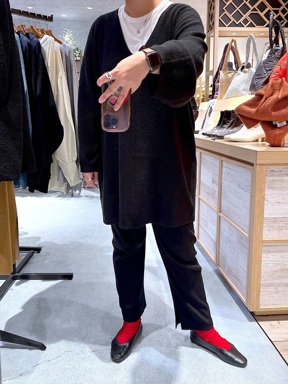 ブラック系のその他パンツ、ホワイト系のTシャツ/カットソー、ブラック系のパンプスを着用したレディースの秋コーディネートの4枚目の写真