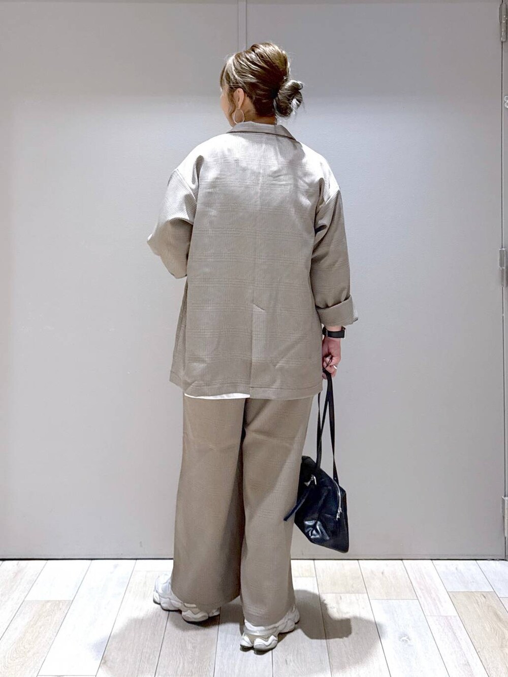 ブラウン系のその他パンツ、ベージュ系のテーラードジャケット、ブラック系のボストンバッグを着用したレディースの秋コーディネートの3枚目の写真