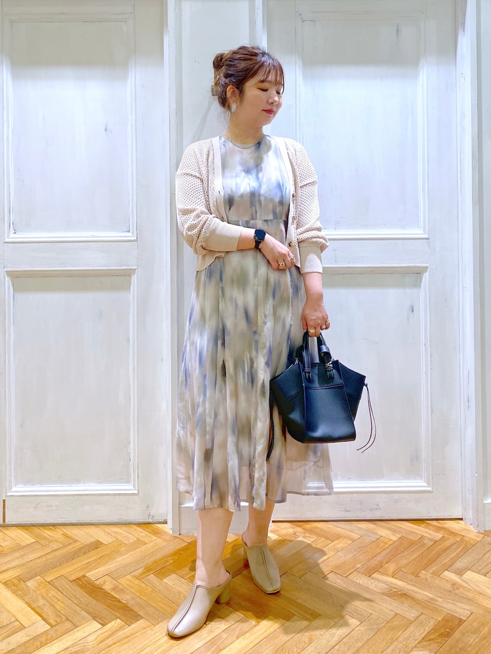 ベージュ系のカーディガン/ボレロ、グレー系のワンピース、ブラック系のショルダーバッグを着用したレディースの夏コーディネートの2枚目の写真