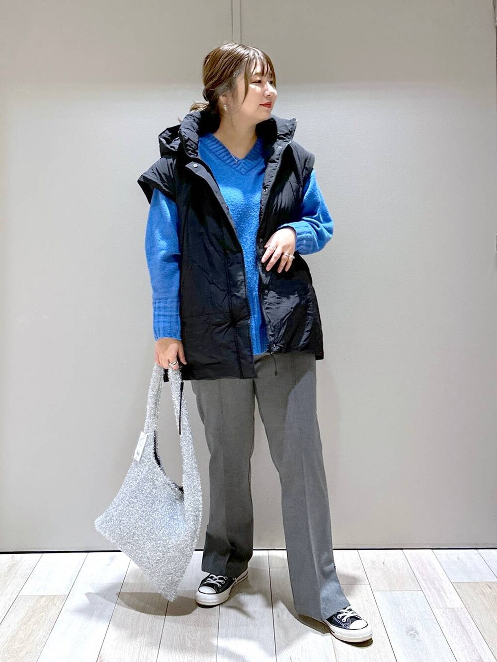 ブラック系のその他パンツ、ブラック系のその他アウター、シルバー系のショルダーバッグを着用したレディースの冬コーディネートの4枚目の写真