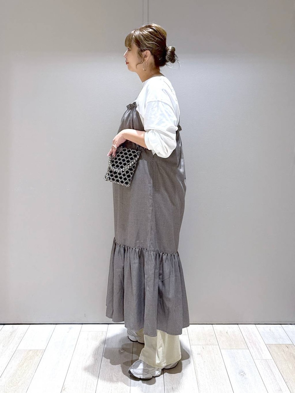 ブラック系のショルダーバッグ、ホワイト系のその他パンツ、ブラウン系のマタニティウェア/グッズを着用したレディースの秋コーディネートの4枚目の写真