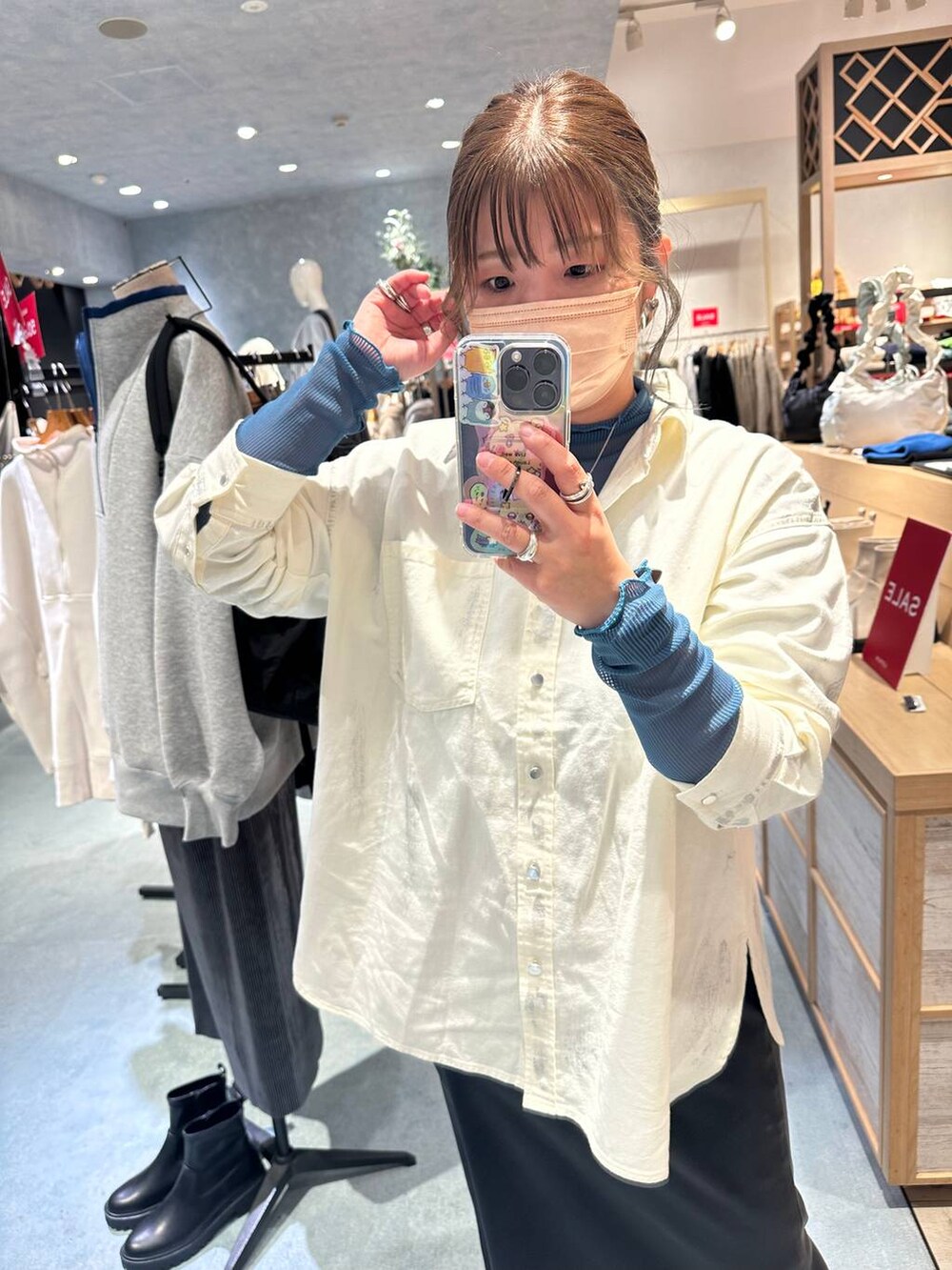 ブラック系のスカート、ホワイト系のシャツ/ブラウス、ブルー系のTシャツ/カットソーを着用したレディースの冬コーディネートの3枚目の写真