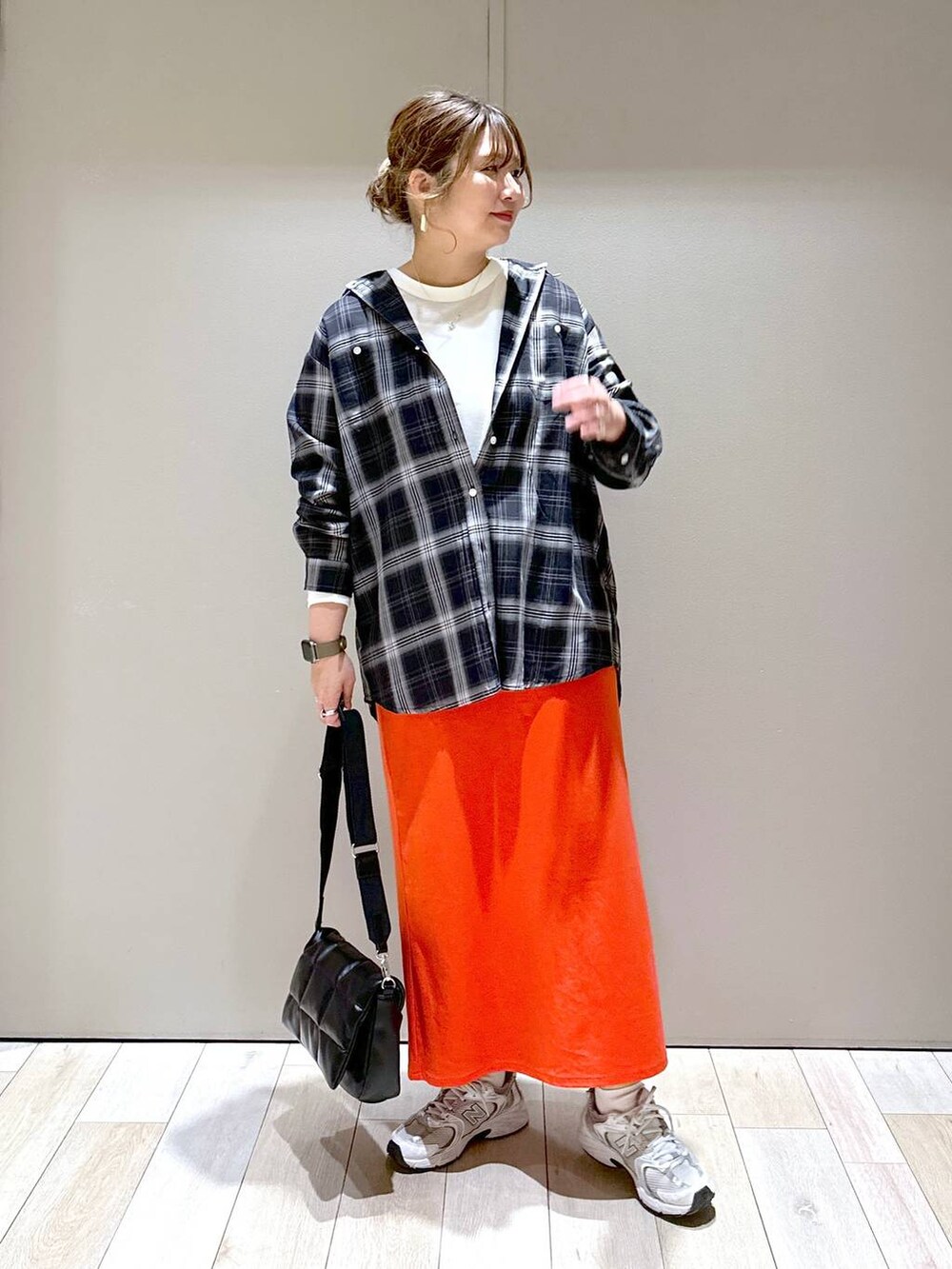 ブラック系のショルダーバッグ、ブラック系のシャツ/ブラウス、レッド系のスカートを着用したレディースの春コーディネートの5枚目の写真